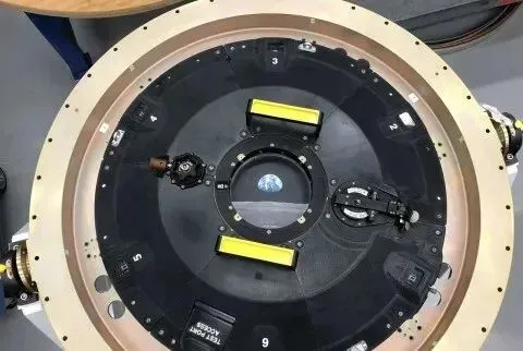 Spacecraft docking hatch
